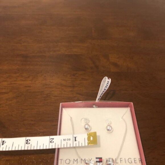 Tommy Hilfiger Silver Tone Pearl Earrings And Necklace Set NWT - Picture 7 of 9